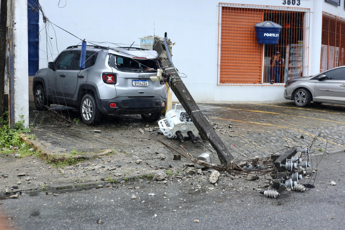 Poste cai sobre carro na Avenida Presidente Kennedy em Olinda
/foto: Melissa Fernandes/DP