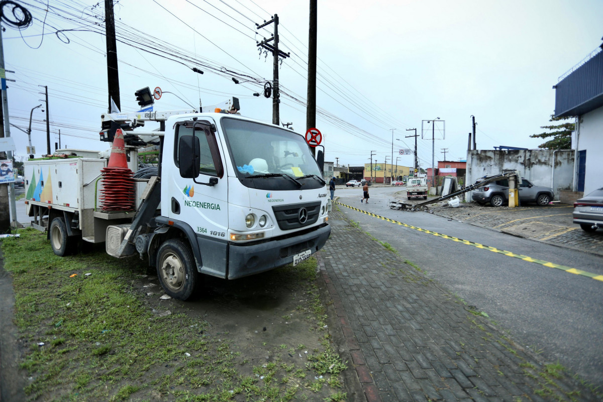 Poste cai sobre carro na Avenida Presidente Kennedy em Olinda
