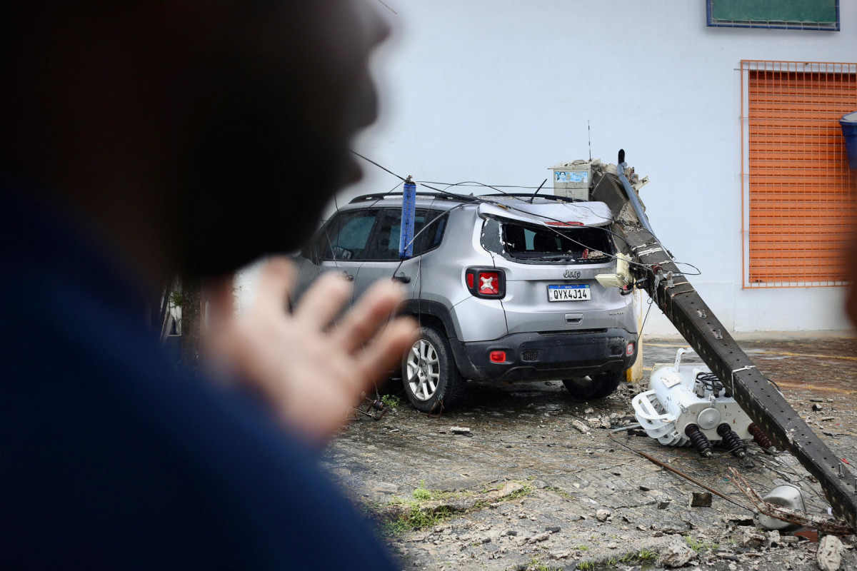 Poste cai sobre carro na Avenida Presidente Kennedy em Olinda
