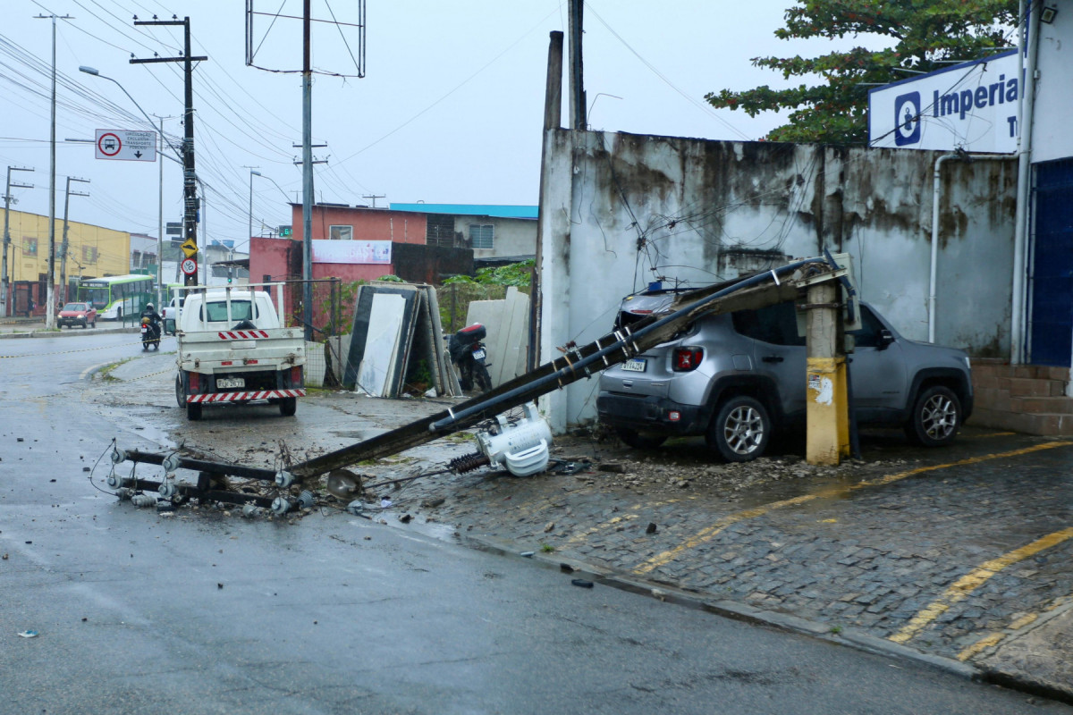 Poste cai sobre carro na Avenida Presidente Kennedy em Olinda
