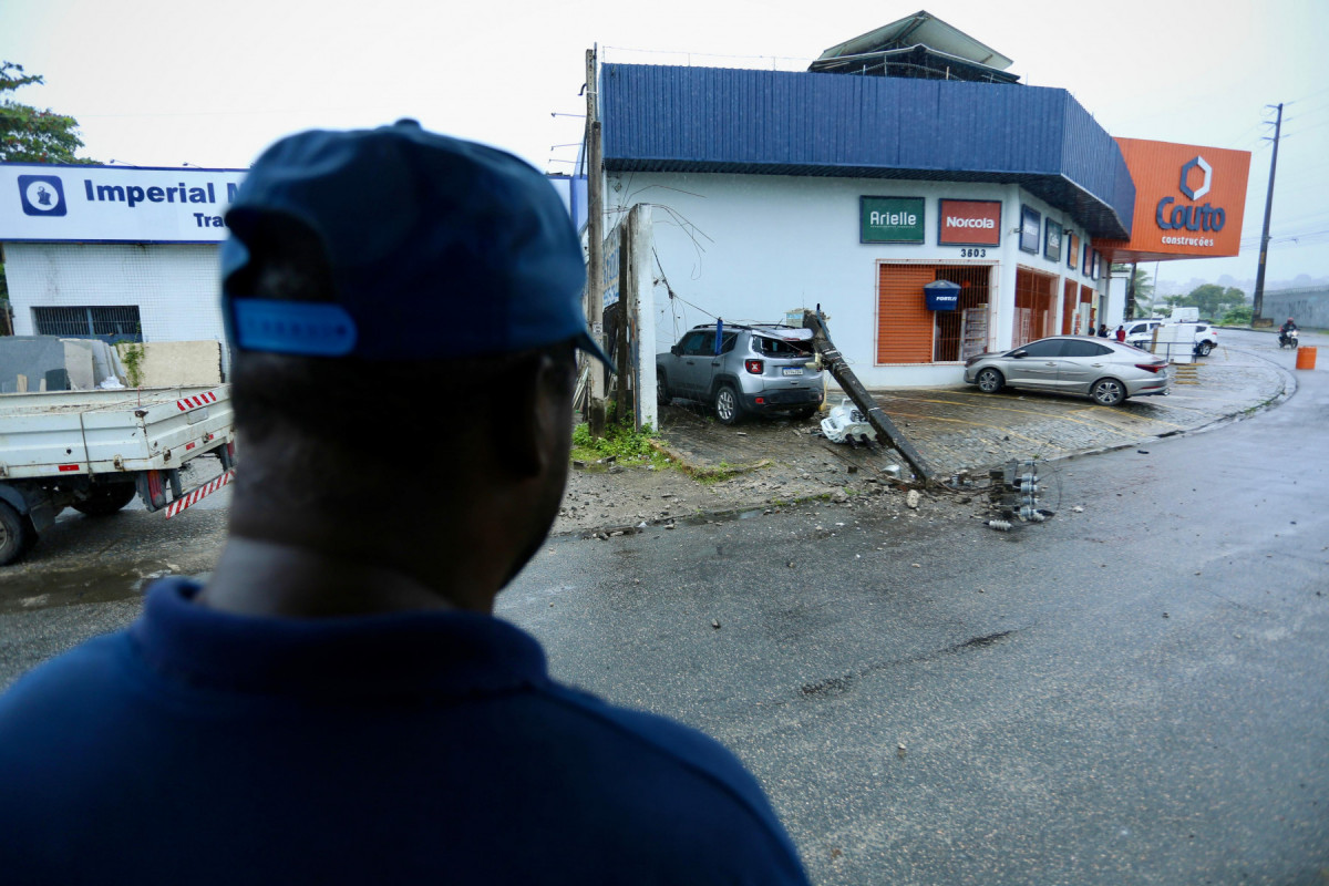 Poste cai sobre carro na Avenida Presidente Kennedy em Olinda
