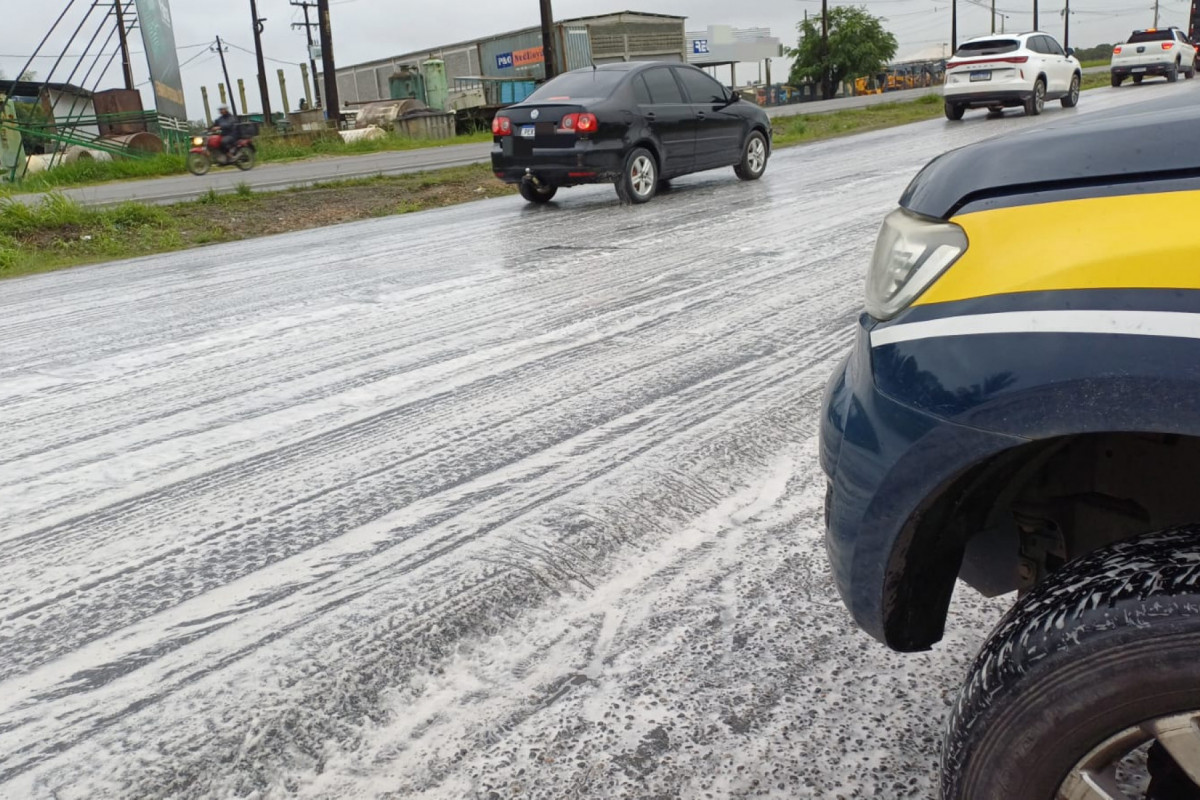 Pista ficou coberta pela substância ainda desconhecida/Foto: PRF