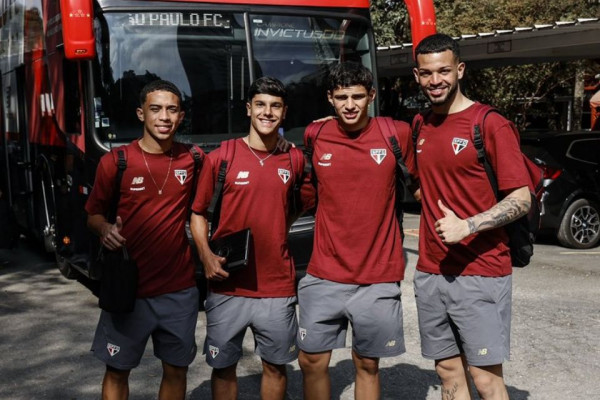O meia Pedro Ferreira (18 anos), o lateral-esquerdo Nicolas (18 anos), o zagueiro Igão (17 anos) e o goleiro João Pedro (19 anos), da equipe sub-20 do São Paulo