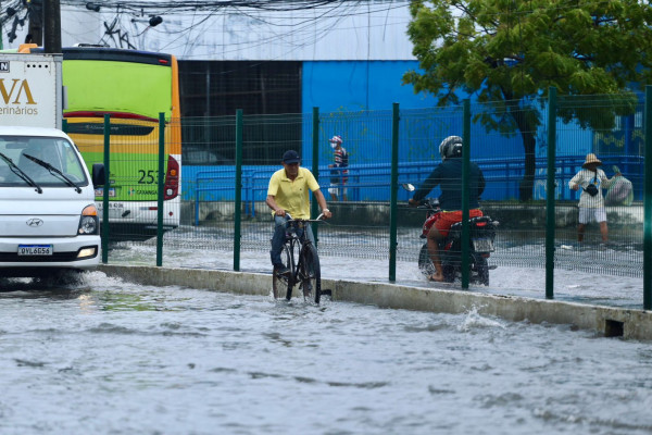 Chuvas causam alagamento e impacto no trânsito na RMR
 (foto: Melissa Fernandes/DP)