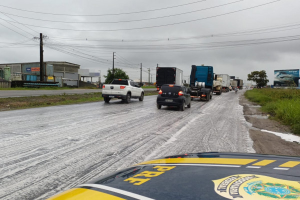 Pista ficou coberta pela substância ainda desconhecida