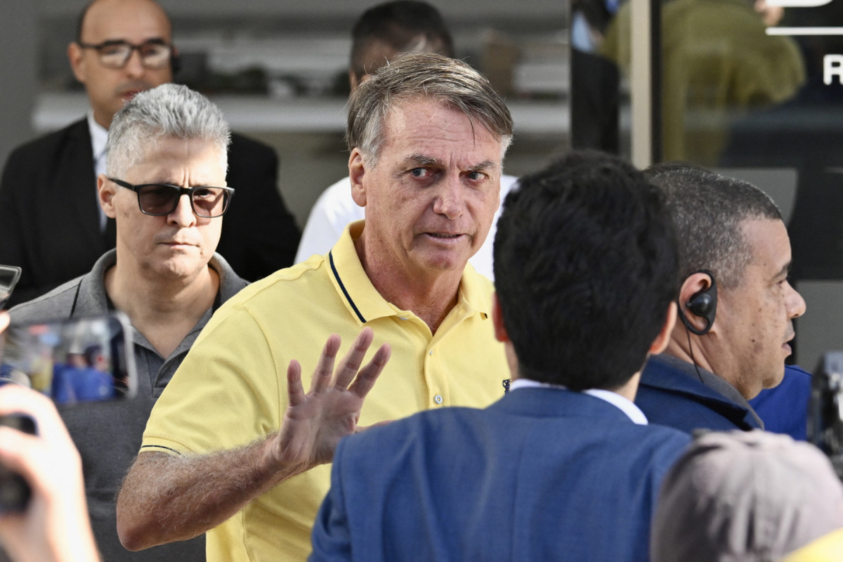 Ex-presidente Jair Bolsonaro deixando hospital, em Brasília/Evaristo SA / AFP