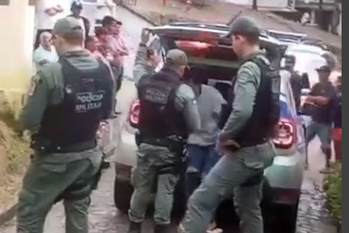 Vídeo flagra o momento da prisão de suspeita por matar criança de 2 anos/Foto: Reprodução