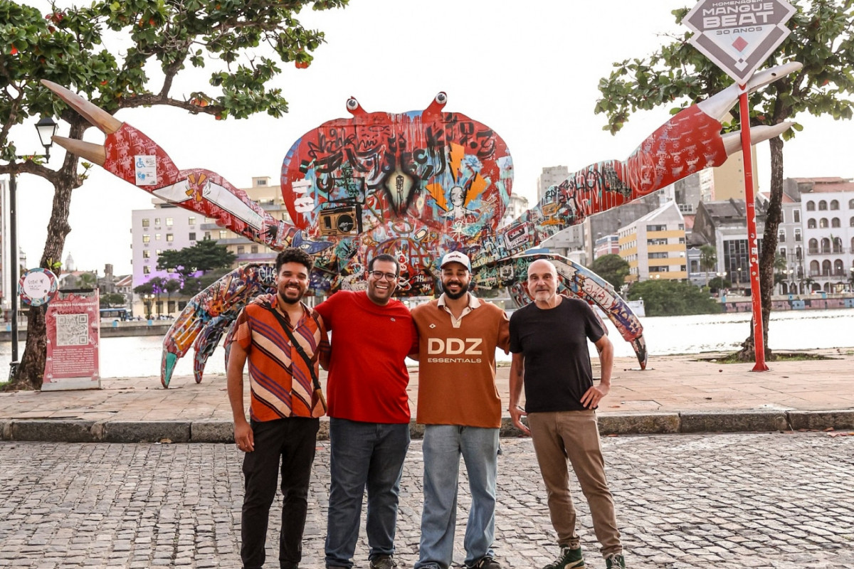 Antônio Gonzaga (de boné), carnavalesco da Grande Rio, e equipe visitou o Recife para pesquisar sobre o Manguebeat.