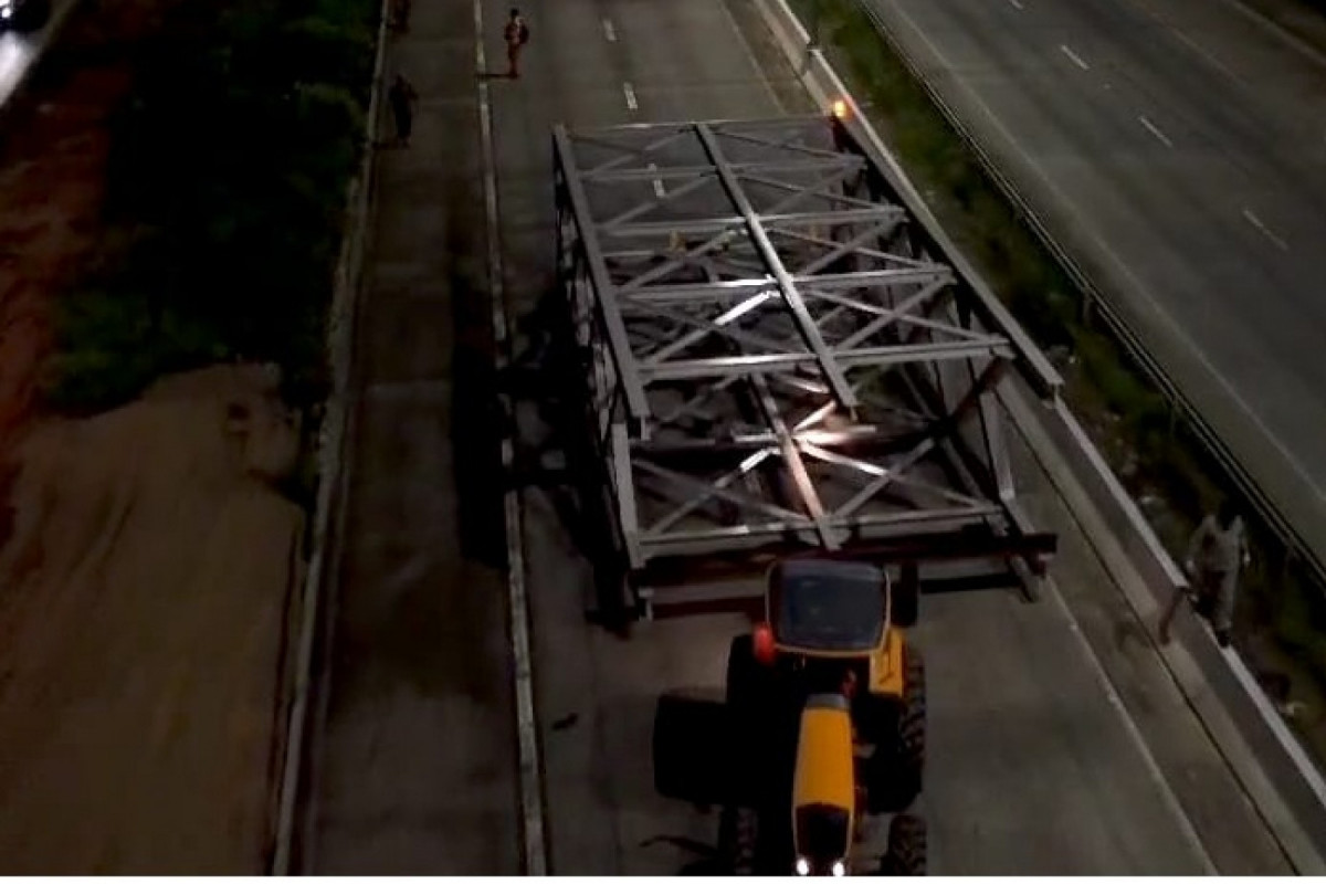 Peça para passarela foi transportada na BR-232, no Recife/Divulgação