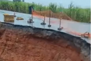 Erosão provocou abertura de cratera na PE-004, em Itambé na Mata Norte 