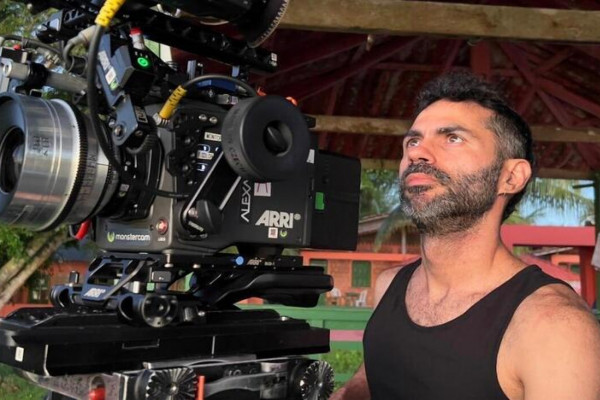 Gabriel Mascaro no set de 'O Último Azul'