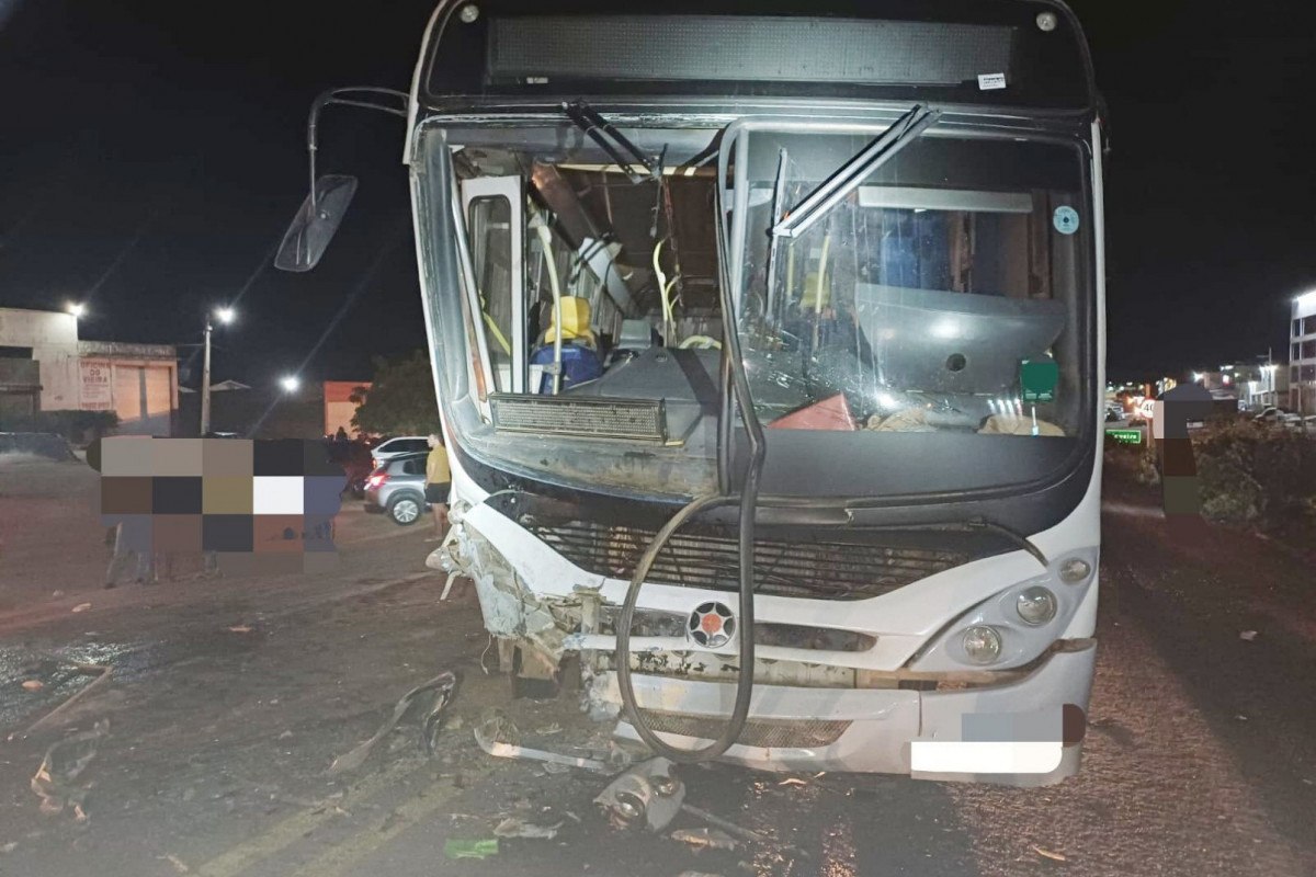 O motorista do carro, o motorista do ônibus e quatro passageiros ficaram feridos. (PRF/Divulgação) O motorista do carro, o motorista do ônibus e quatro passageiros ficaram feridos./PRF/Divulgação