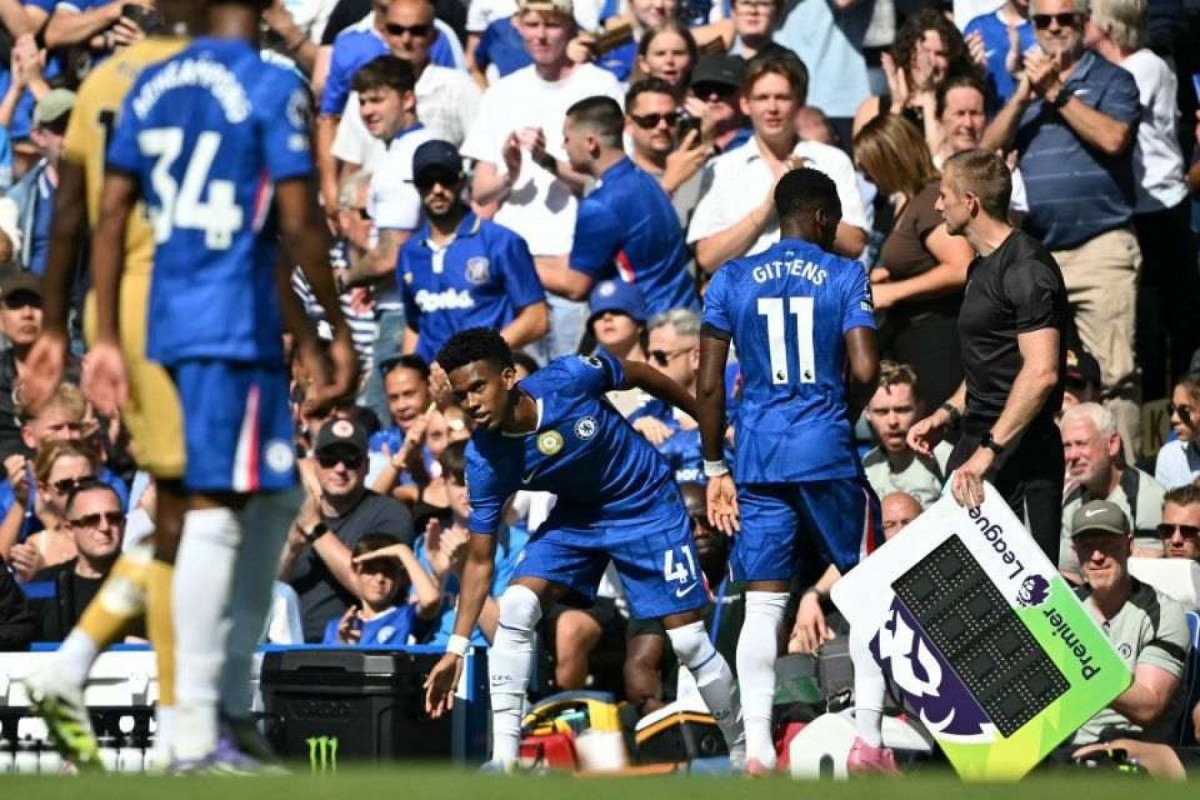 Estêvão entra em partida do Chelsea pelo Campeonato Inglês (JUSTIN TALLIS / AFP) Estêvão entra em partida do Chelsea pelo Campeonato Inglês/JUSTIN TALLIS / AFP