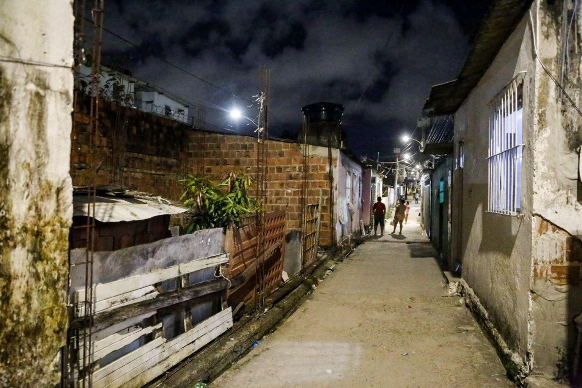 Noite em Terra Nostra reúne moradores em frente às suas casas para conversar, apesar das ruas estreitas