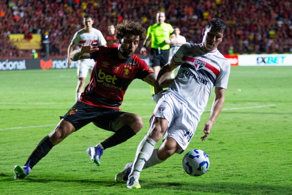 Recife, PE, 16/08/2025 - SPORT X SÃO PAULO - Na noite deste sábado(16), a equipe do Sport recebeu a equipe do São Paulo pelo Campeonato Brasileiro da Serie A 2025, na Ilha do Retiro. Lucas Lima e Tapia