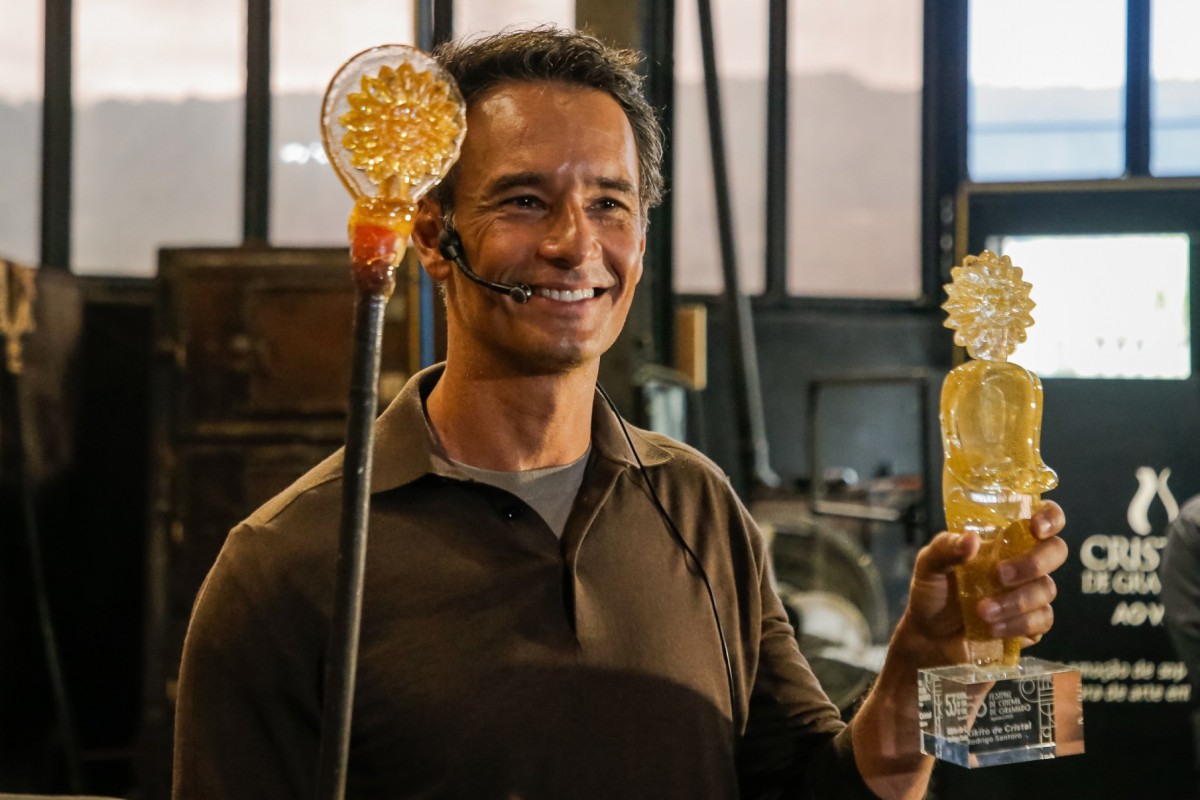 Santoro com seu Kikito de Cristal em uma mão e, na outra, a estatueta que será entregue ao próximo homenageado/Foto: Edison Vara