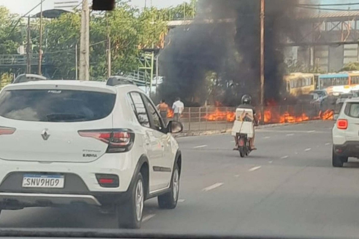 Barricadas de fogo impedem passagem de carros /Redes Sociais