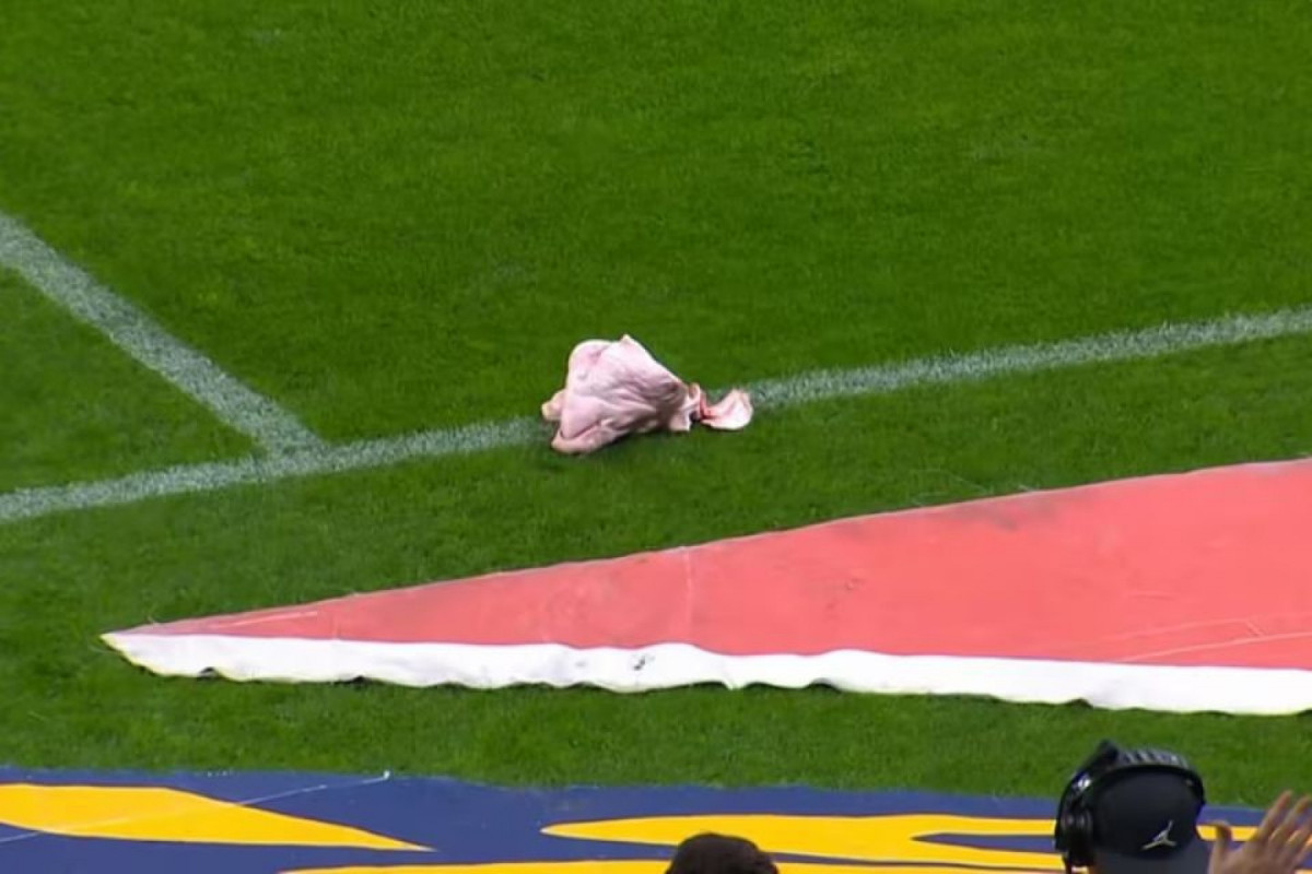 Cabeça de porco foi arremessada no campo em partida em novembro do ano passado/Reprodução/Premiere