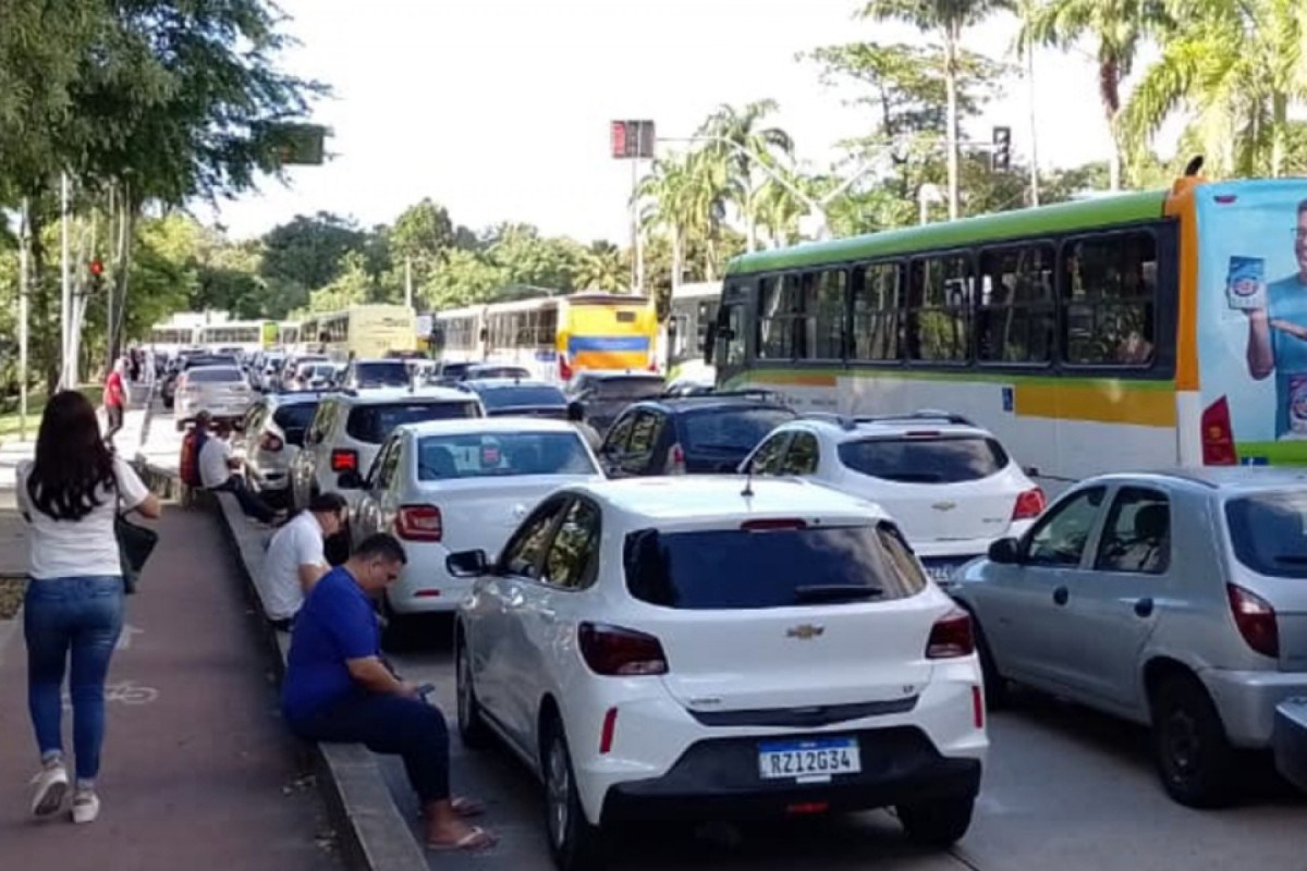 Avenida Agamenon Magalhães foi uma das vias que mais engarrafadas/Cadu Silva/DP