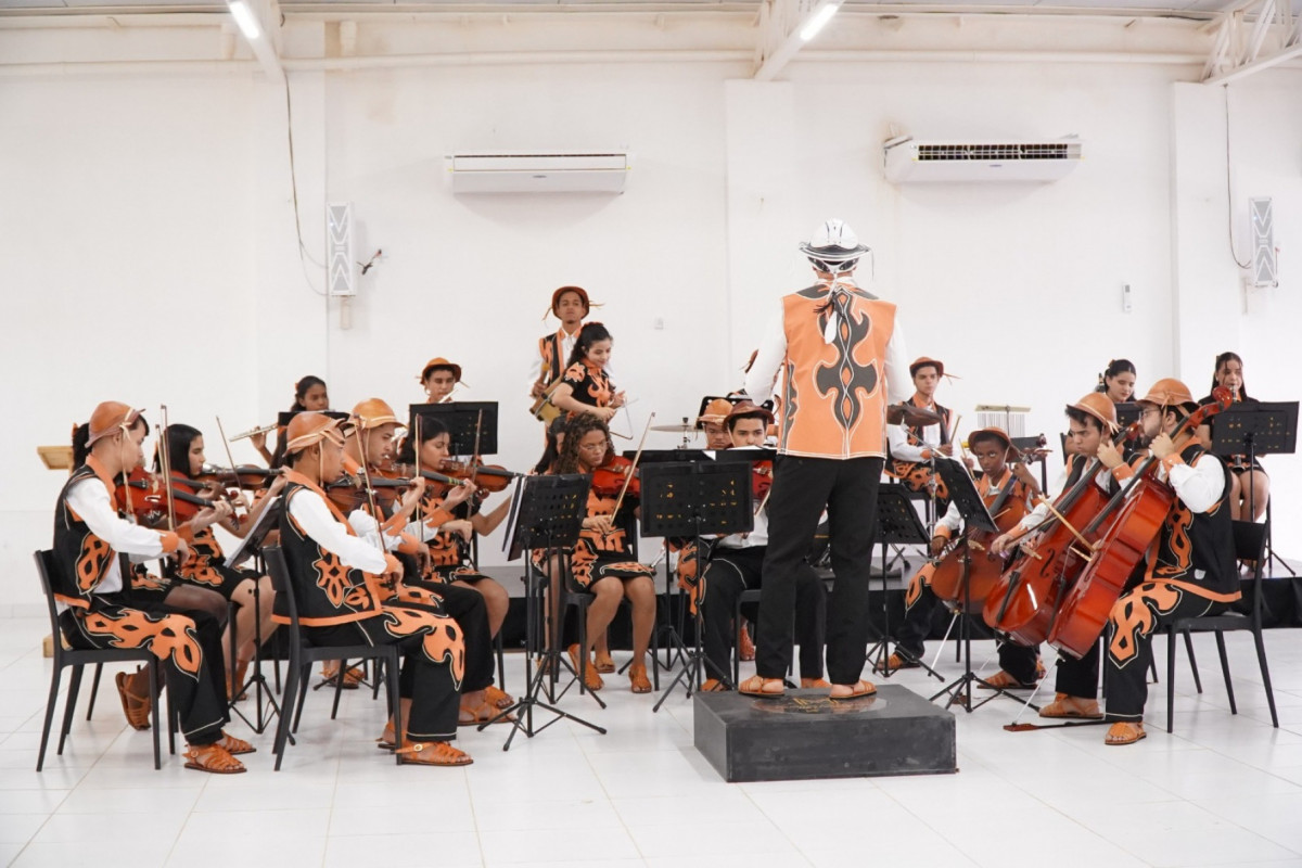 Isaac Teixeira musicista, tocando na orquestra/Cortesia