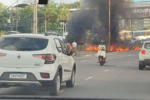 Barricadas de fogo impedem passagem de carros 