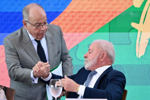 Em carta enviada a Washington nesta segunda-feira (18), o ministro de Relações Exteriores, Mauro Vieira, reforçou o apelo sobre a retomada de uma boa relação diplomática entre os EUA e o brasil