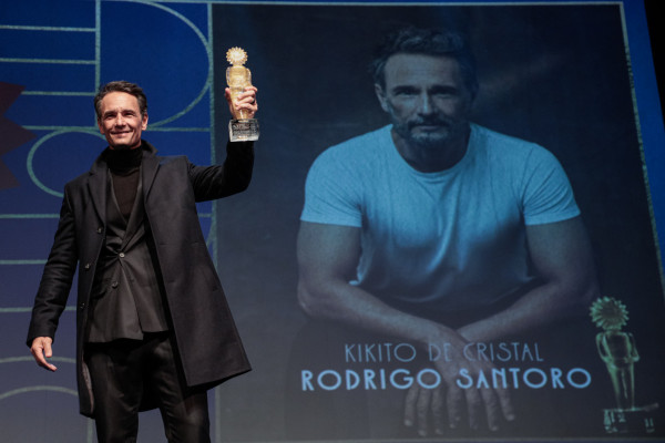 Rodrigo Santoro recebendo o Kikito de Cristal no Palácio de Festivais, em Gramado