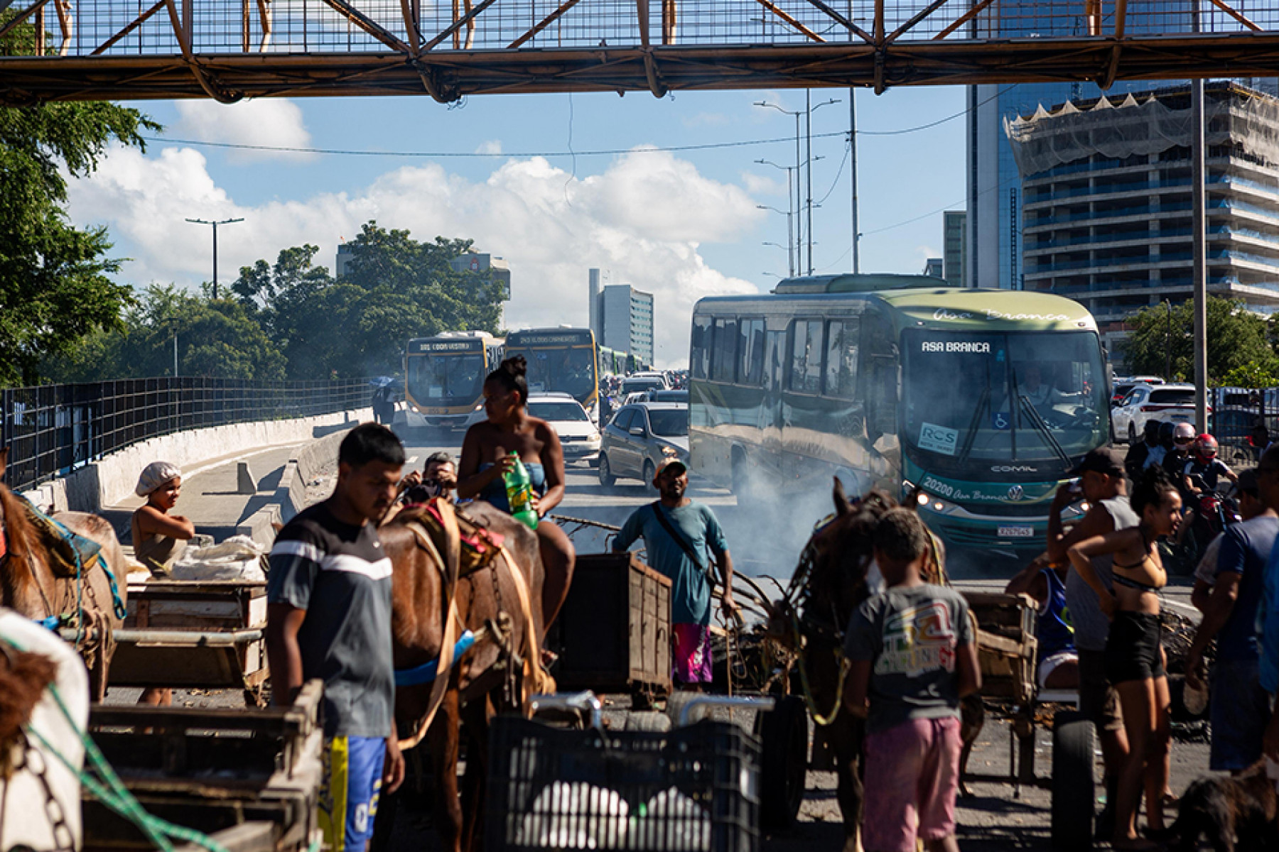 Carroceiros em protestos na manhã desta segunda (18)