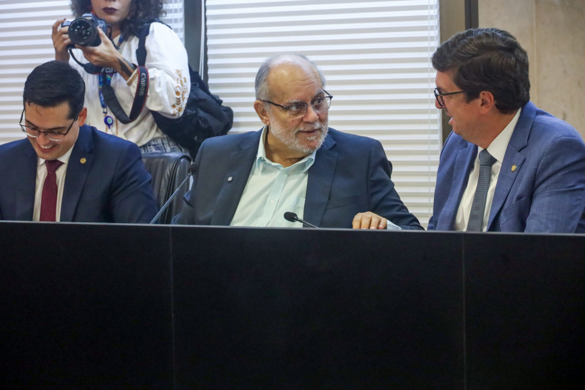 Deputado Waldemar Borges, relator do empréstimo do Governo Estadual na Comissão e parlamentares Cayo Albino e Joãozinho Tenório