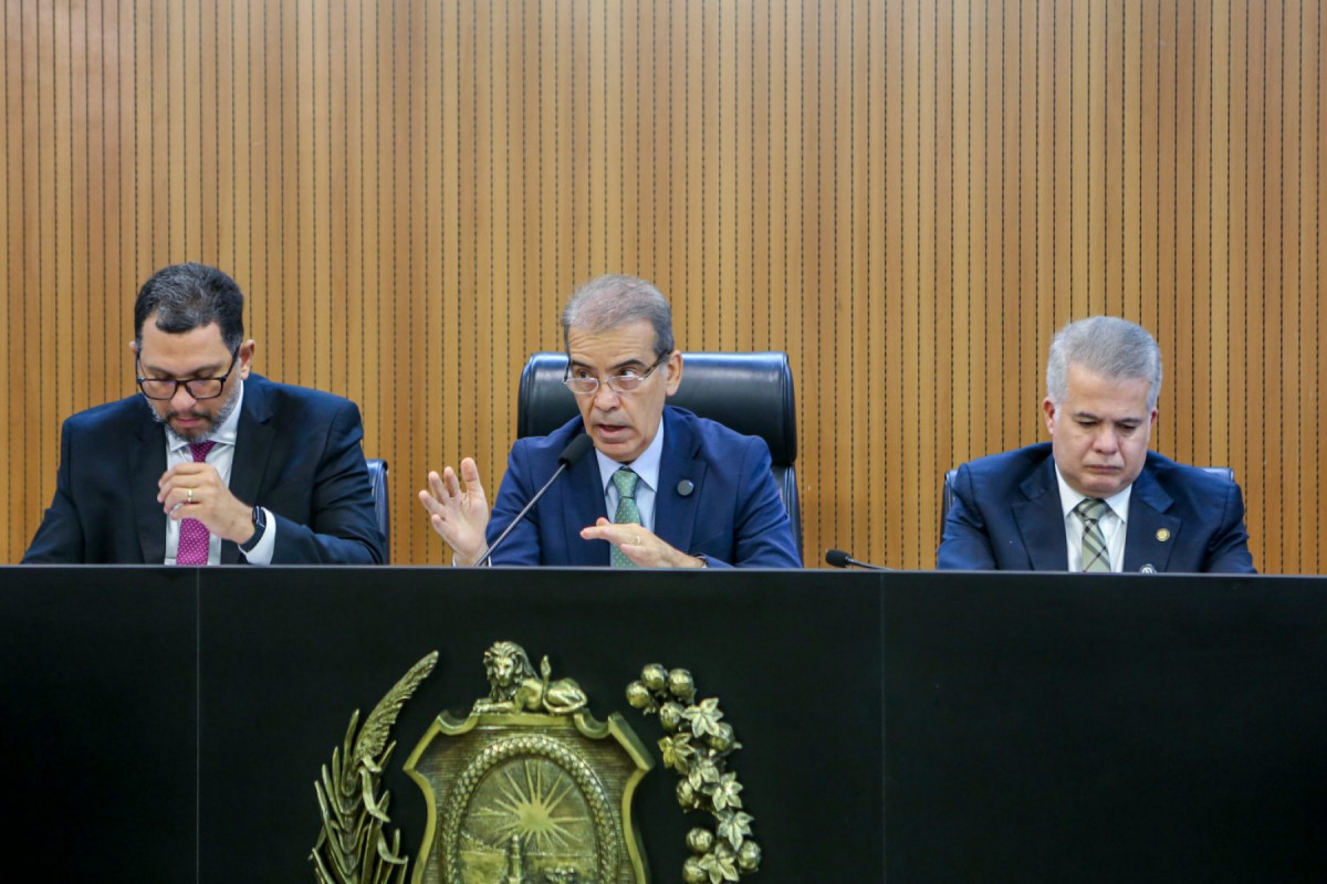Presidente da Comissão, Coronel Alberto Feitosa (ao microfone) acatou parecer/Foto: Manu Vitória