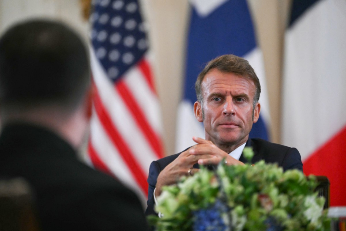 O presidente ucraniano Volodymyr Zelensky (E) e o presidente francês Emmanuel Macron participam de uma reunião com líderes europeus no Salão Leste da Casa Branca, em Washington, D.C., em 18 de agosto de 2025. Líderes europeus se juntam ao presidente ucraniano Volodymyr Zelensky em conversas com o presidente dos EUA, Donald Trump, em 18 de agosto, enquanto tentam encontrar uma maneira de encerrar a ofensiva russa. Os líderes que viajam a Washington na segunda-feira para se apresentar ao lado de Zelensky se autodenominam a 