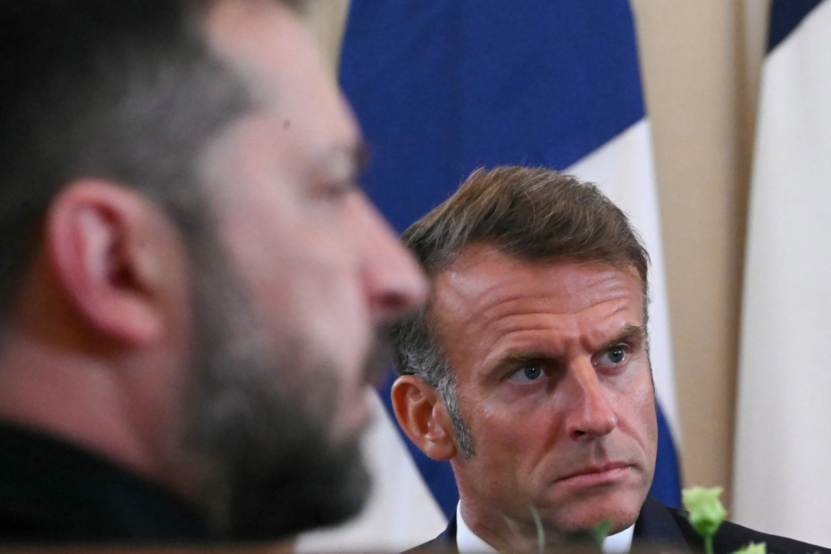 O presidente ucraniano Volodymyr Zelensky (E) e o presidente francês Emmanuel Macron participam de uma reunião com líderes europeus no Salão Leste da Casa Branca, em Washington, D.C., em 18 de agosto de 2025. Líderes europeus se juntam ao presidente ucraniano Volodymyr Zelensky em conversas com o presidente dos EUA, Donald Trump, em 18 de agosto, enquanto tentam encontrar uma maneira de encerrar a ofensiva russa. Os líderes que viajam a Washington na segunda-feira para se apresentar ao lado de Zelensky se autodenominam a 