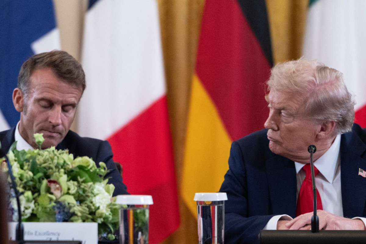 O presidente francês, Emmanuel Macron (E), e o presidente dos EUA, Donald Trump (D), participam de uma reunião com o presidente ucraniano, Volodymyr Zelensky, e líderes europeus no Salão Leste da Casa Branca, em Washington, D.C., em 18 de agosto de 2025. Líderes europeus se juntam ao presidente ucraniano, Volodymyr Zelensky, em conversas com o presidente dos EUA, Donald Trump, em 18 de agosto, enquanto tentam encontrar uma maneira de encerrar a ofensiva russa. Os líderes que viajam a Washington na segunda-feira para se apresentar ao lado de Zelensky se autodenominam a 