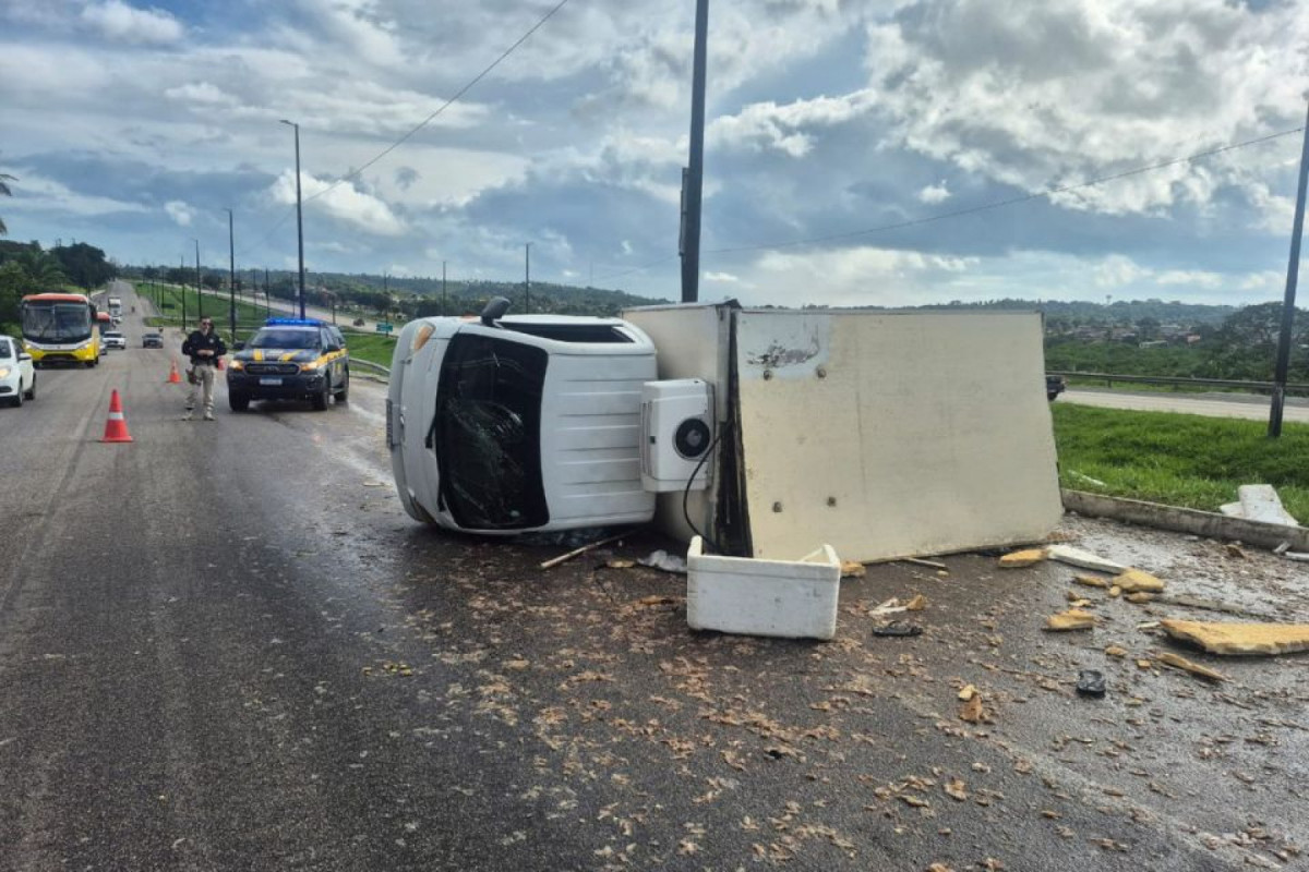 Motorista some após caminhão tombar na BR-101, em Igarassu
/Ascom/PRF