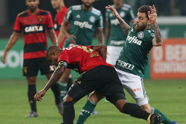 Ex-volante do Sport, Anselmo em disputa com o meia Lucas Lima, quando atuava pelo Palmeiras