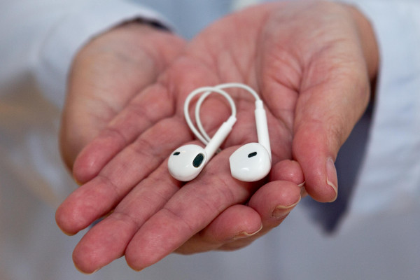Cristiane Carvalho, fonoaudióloga do Hospital Jayme da Fonte, recomenda o uso de fone de ouvidos tipo concha aos intra-auriculares