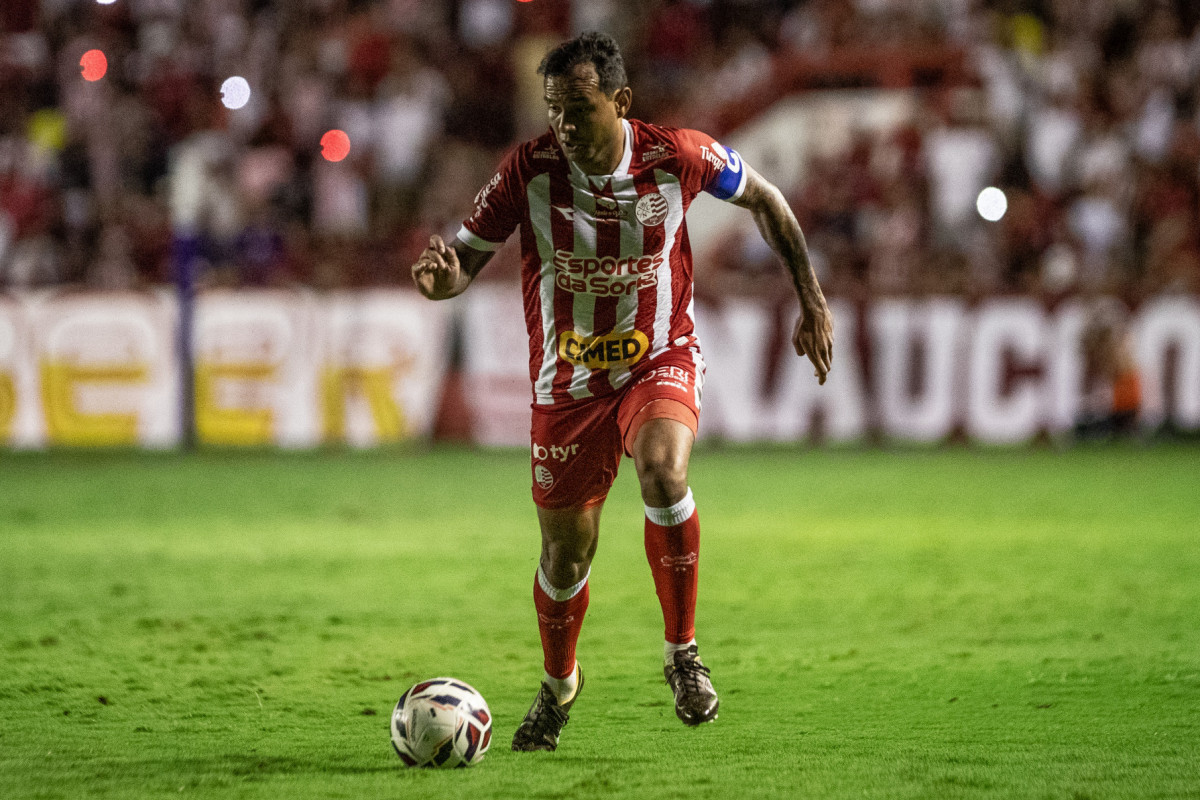 Recife, PE, 17/08/2025 - NÁUTICO X ANAPOLIS - Na noite deste domingo(17), a equipe do Náutico recebeu a equipe do Anápolis pelo Campeonato Brasileiro da Serie C 2025 no estádio dos Aflitos. Jogador do Náutico, Vinicius./Rafael Vieira