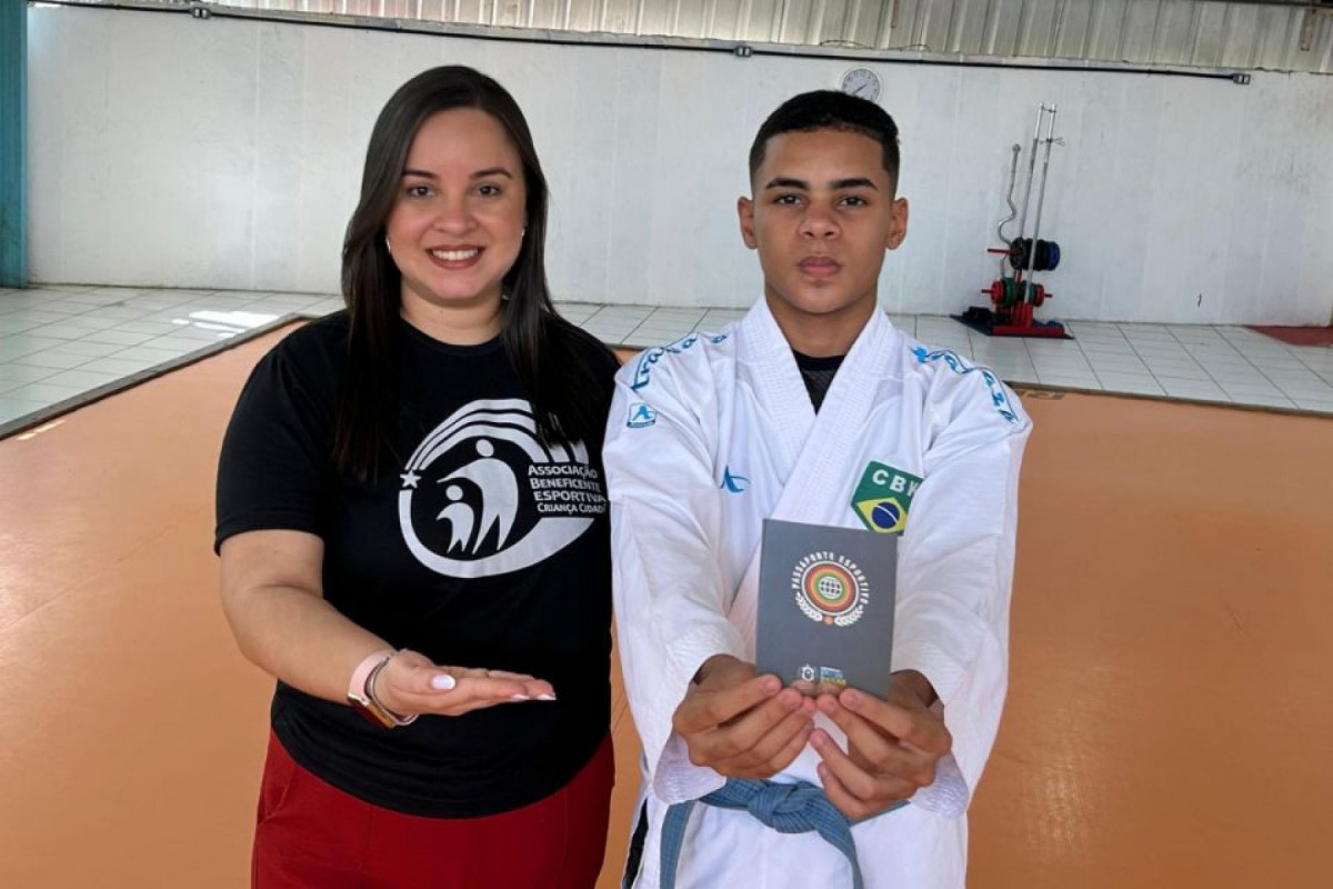 Thais Melo, coordenadora geral da ABECC, e o carateca Miguel Leão/Divulgação