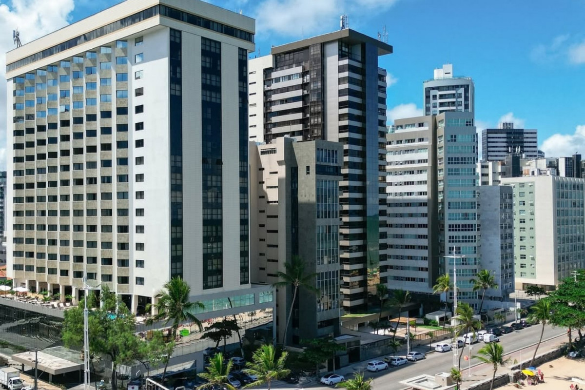 O Hotel Grande Mercure Recife fica na esquina da Rua Ernesto de Paulo Santos com a Avenida Boa Viagem. O Prédio foi inaugurado como Recife Palace, em 1985. /Reprodução/Redes Sociais