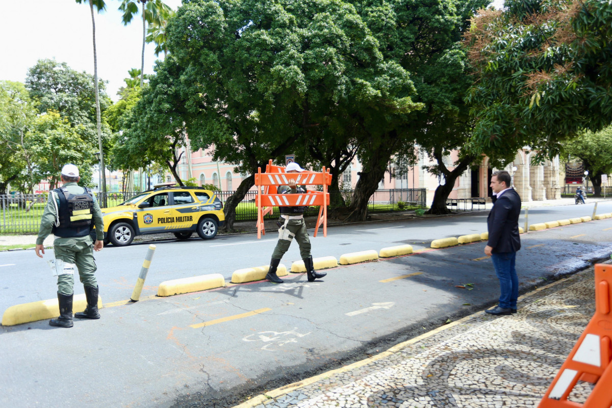 Via da Praça da República sendo liberada