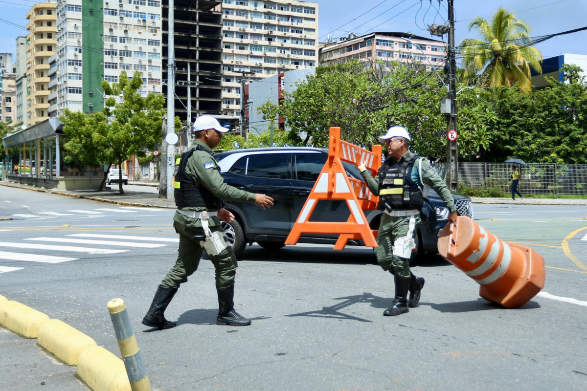 Via da Praça da República sendo liberada/Melissa Fernandes/DP Foto