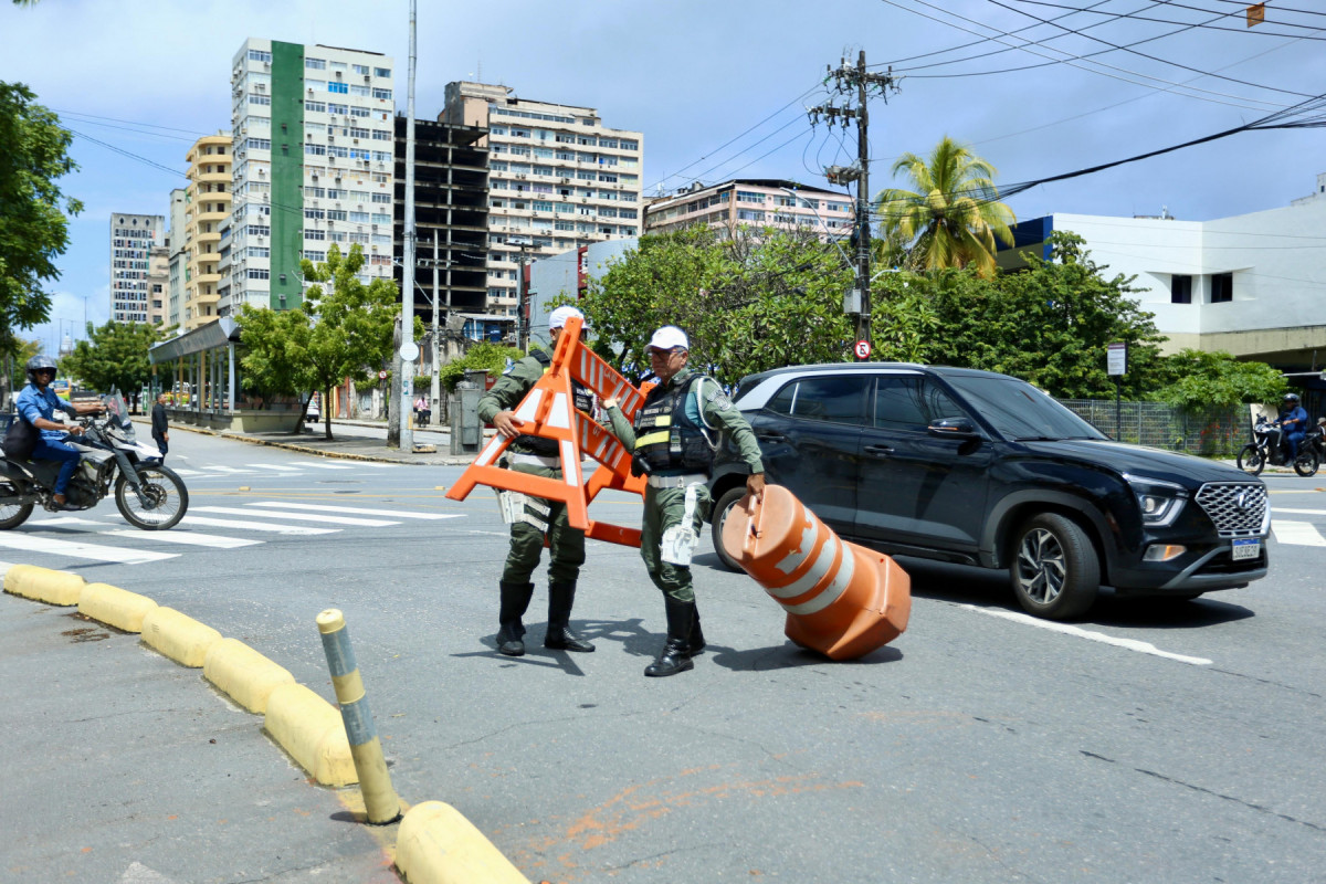 Via da Praça da República sendo liberada