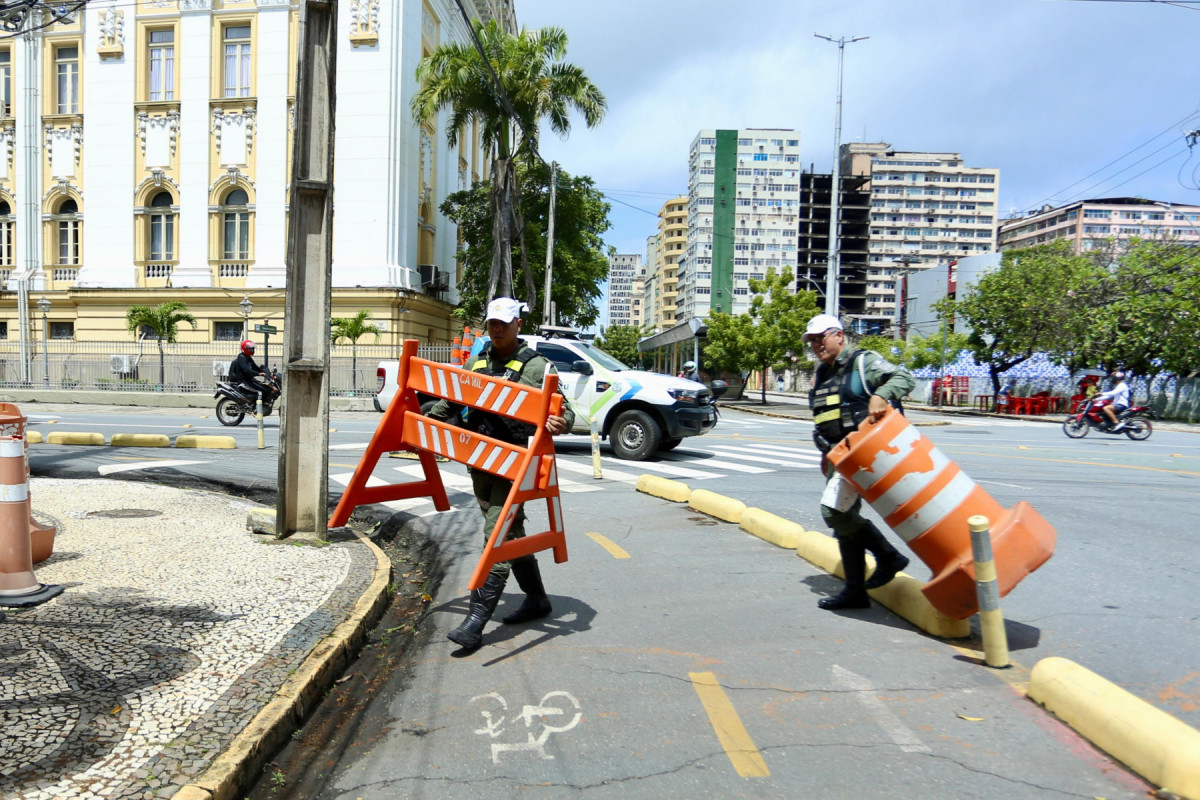 Via da Praça da República sendo liberada