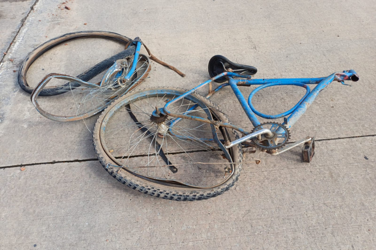 Bicicleta atingida por moto ficou no meio da rua /PRF