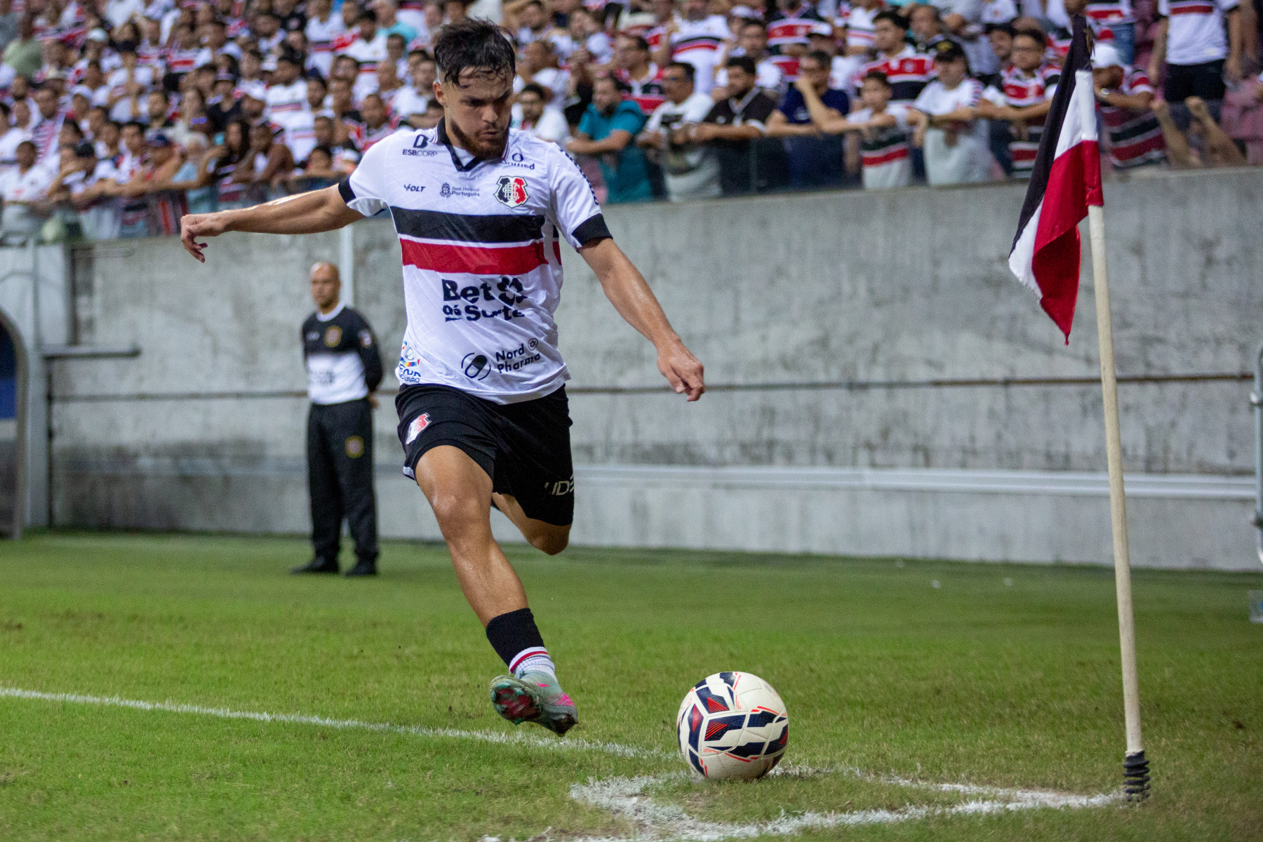  São Lourenço da Mata, PE, 18/08/2025 - SANTA CRUZ X ALTOS - Na noite desta segunda-feira(18), a equipe do Santa Cruz recebeu a equipe do Altos do Piauí pelo Campeonato Brasileiro da Serie D 2025 na Arena de Pernambuco. Jogador do Santa Cruz, João Pedro.