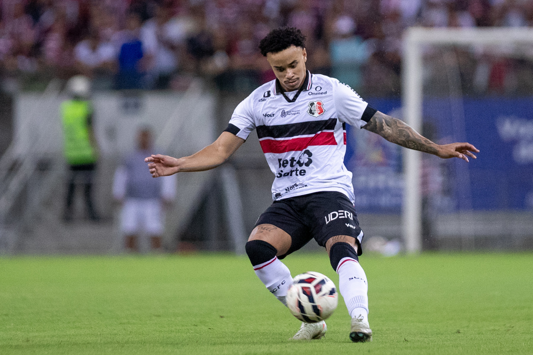  São Lourenço da Mata, PE, 18/08/2025 - SANTA CRUZ X ALTOS - Na noite desta segunda-feira(18), a equipe do Santa Cruz recebeu a equipe do Altos do Piauí pelo Campeonato Brasileiro da Serie D 2025 na Arena de Pernambuco. Jogador do Santa Cruz, Nathan
