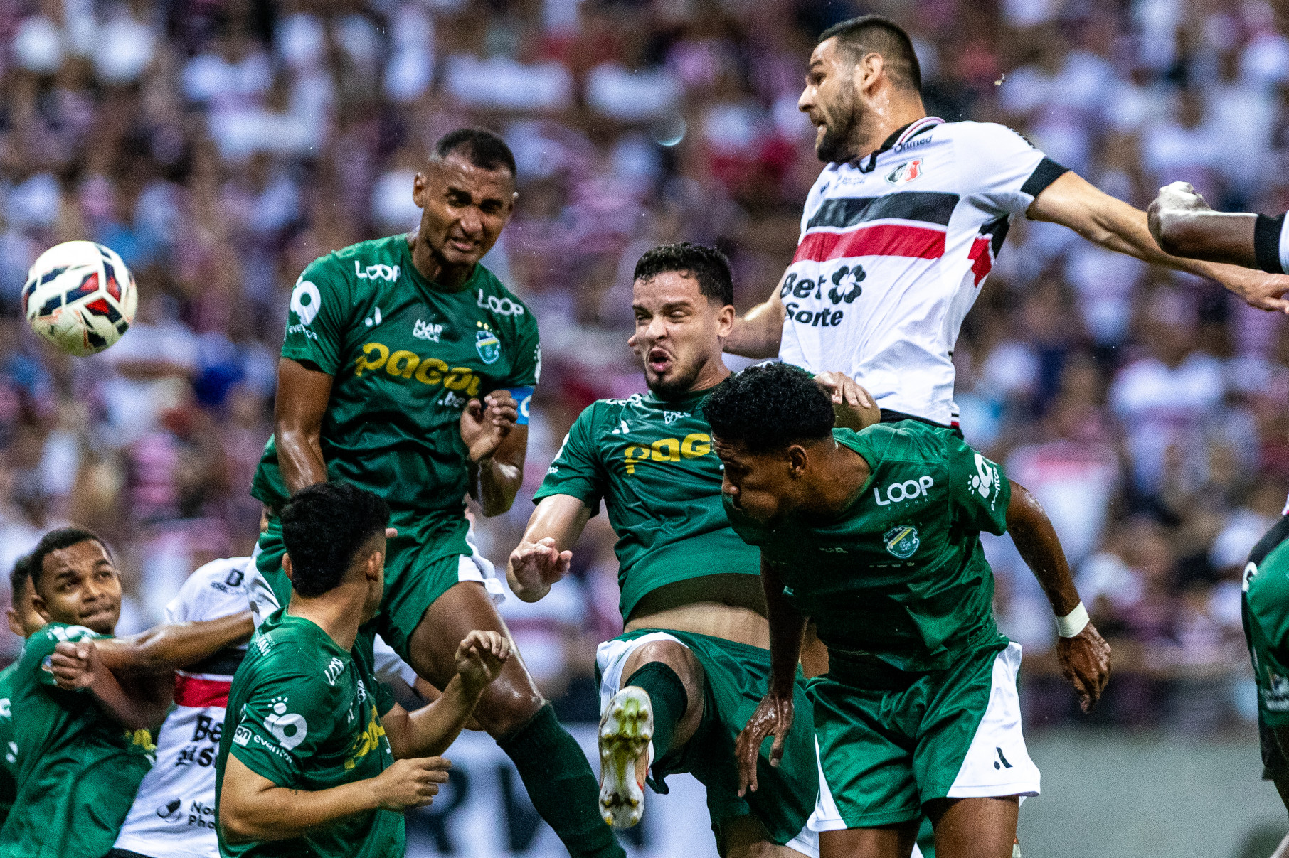  São Lourenço da Mata, PE, 18/08/2025 - SANTA CRUZ X ALTOS - Na noite desta segunda-feira(18), a equipe do Santa Cruz recebeu a equipe do Altos do Piauí pelo Campeonato Brasileiro da Serie D 2025 na Arena de Pernambuco. Jogador do Santa Cruz, William Alves