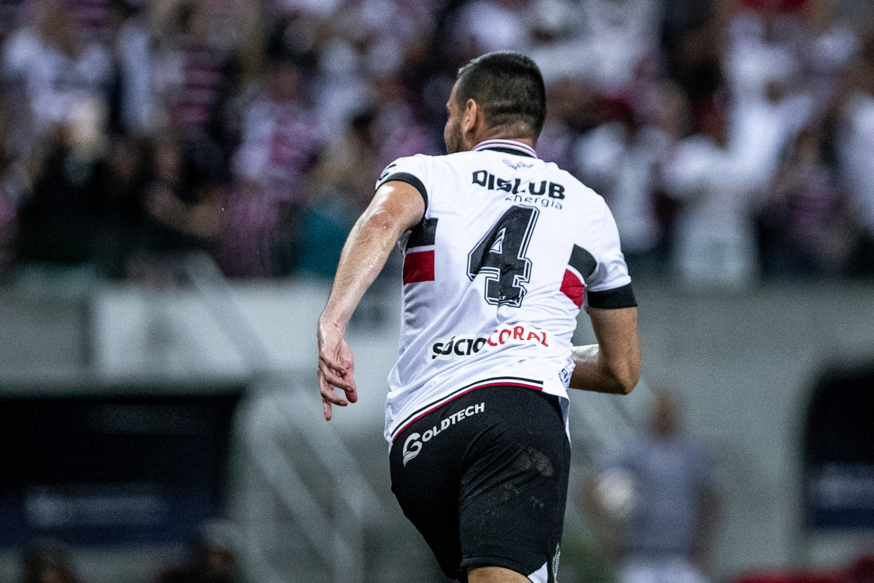  São Lourenço da Mata, PE, 18/08/2025 - SANTA CRUZ X ALTOS - Na noite desta segunda-feira(18), a equipe do Santa Cruz recebeu a equipe do Altos do Piauí pelo Campeonato Brasileiro da Serie D 2025 na Arena de Pernambuco. Jogador do Santa Cruz, William Alves