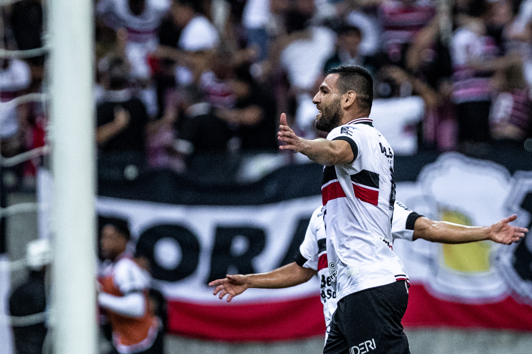  São Lourenço da Mata, PE, 18/08/2025 - SANTA CRUZ X ALTOS - Na noite desta segunda-feira(18), a equipe do Santa Cruz recebeu a equipe do Altos do Piauí pelo Campeonato Brasileiro da Serie D 2025 na Arena de Pernambuco. Jogador do Santa Cruz, William Alves
