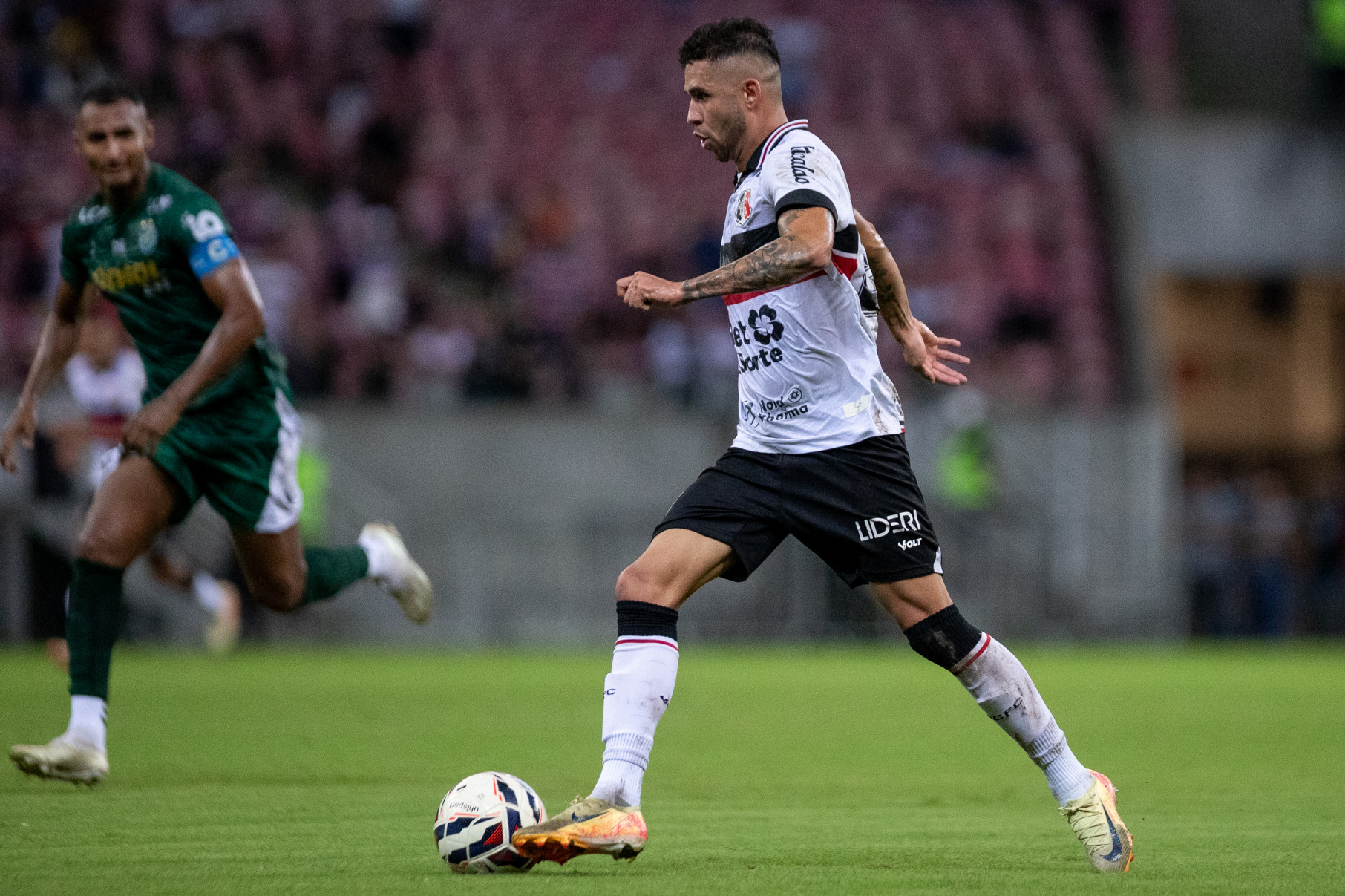   São Lourenço da Mata, PE, 18/08/2025 - SANTA CRUZ X ALTOS - Na noite desta segunda-feira(18), a equipe do Santa Cruz recebeu a equipe do Altos do Piauí pelo Campeonato Brasileiro da Serie D 2025 na Arena de Pernambuco. Jogador do Santa Cruz, Renato